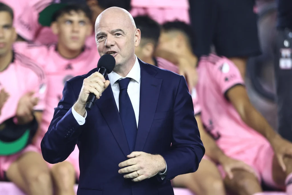 Setelah pertandingan berakhir, Infantino turun ke lapangan untuk memberikan pengumuman besar kepada para penggemar Inter Miami.