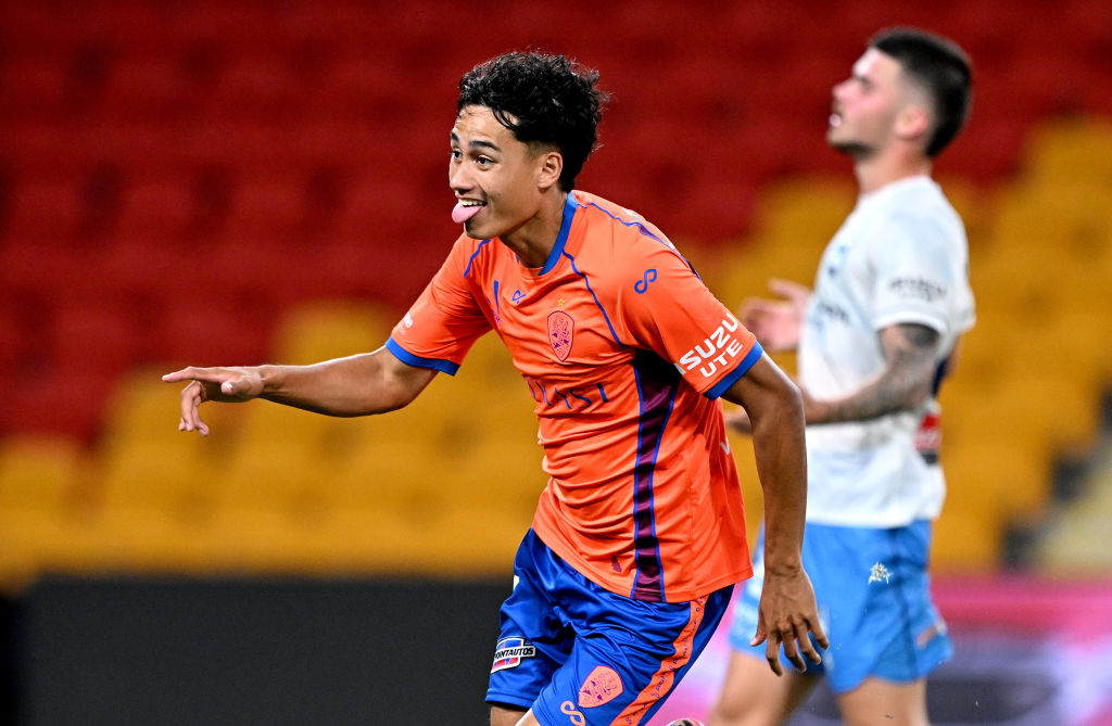 Rafael Struick Berhasil Mencetak Gol Perdananya Bagi Brisbane Roar dan Melakukan Selebrasi Bersama Fans dari Brisbane Roar