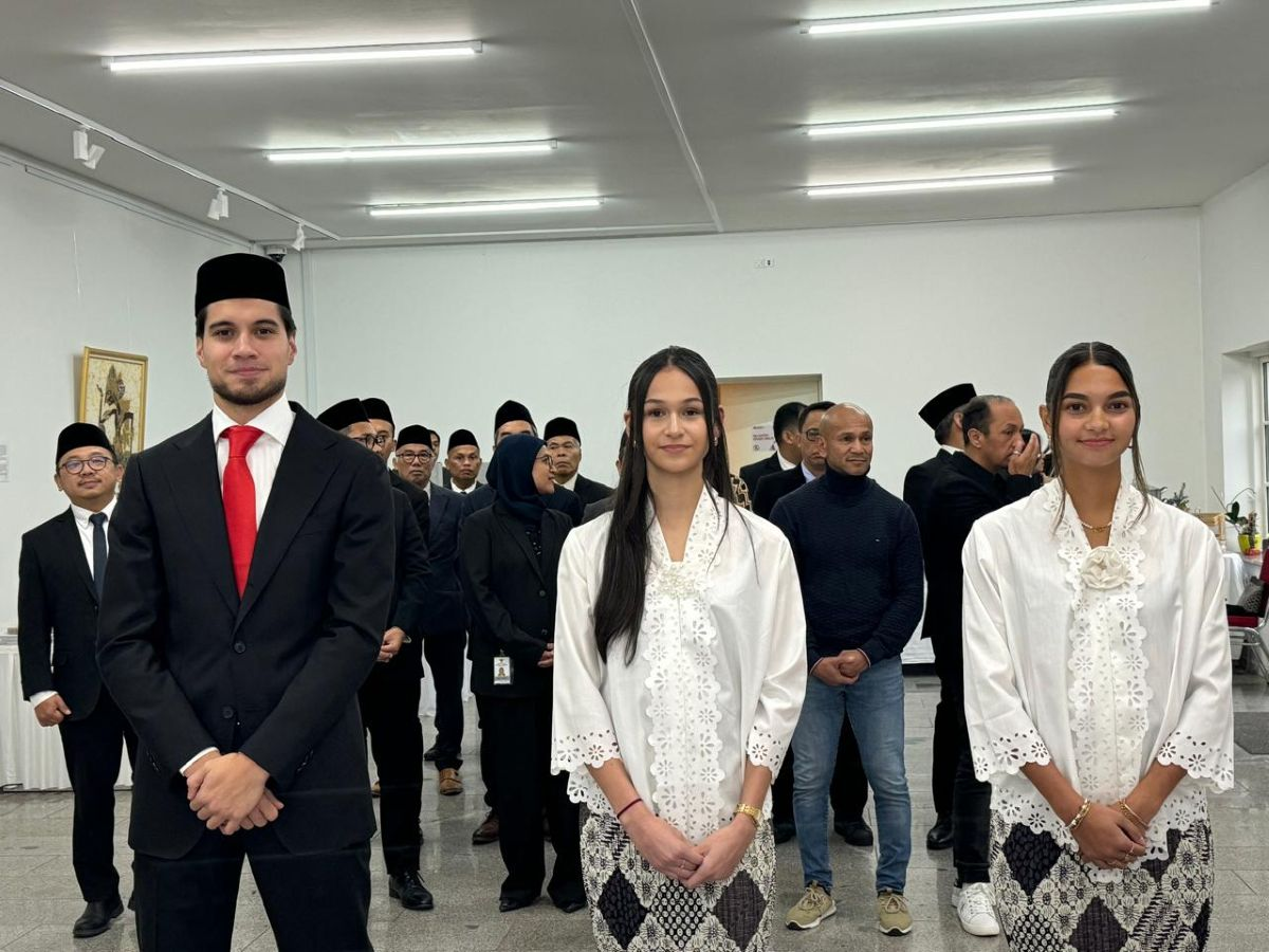 Kevin Diks, Estella Loupatty, dan Noa Leatomu telah resmi menjadi Warga Negara Indonesia (WNI) setelah pengambilan sumpah WNI di Kedutaan Besar Republik Indonesia (KBRI) di Copenhagen, Denmark, pada Jumat (8/11/2024) waktu setempat