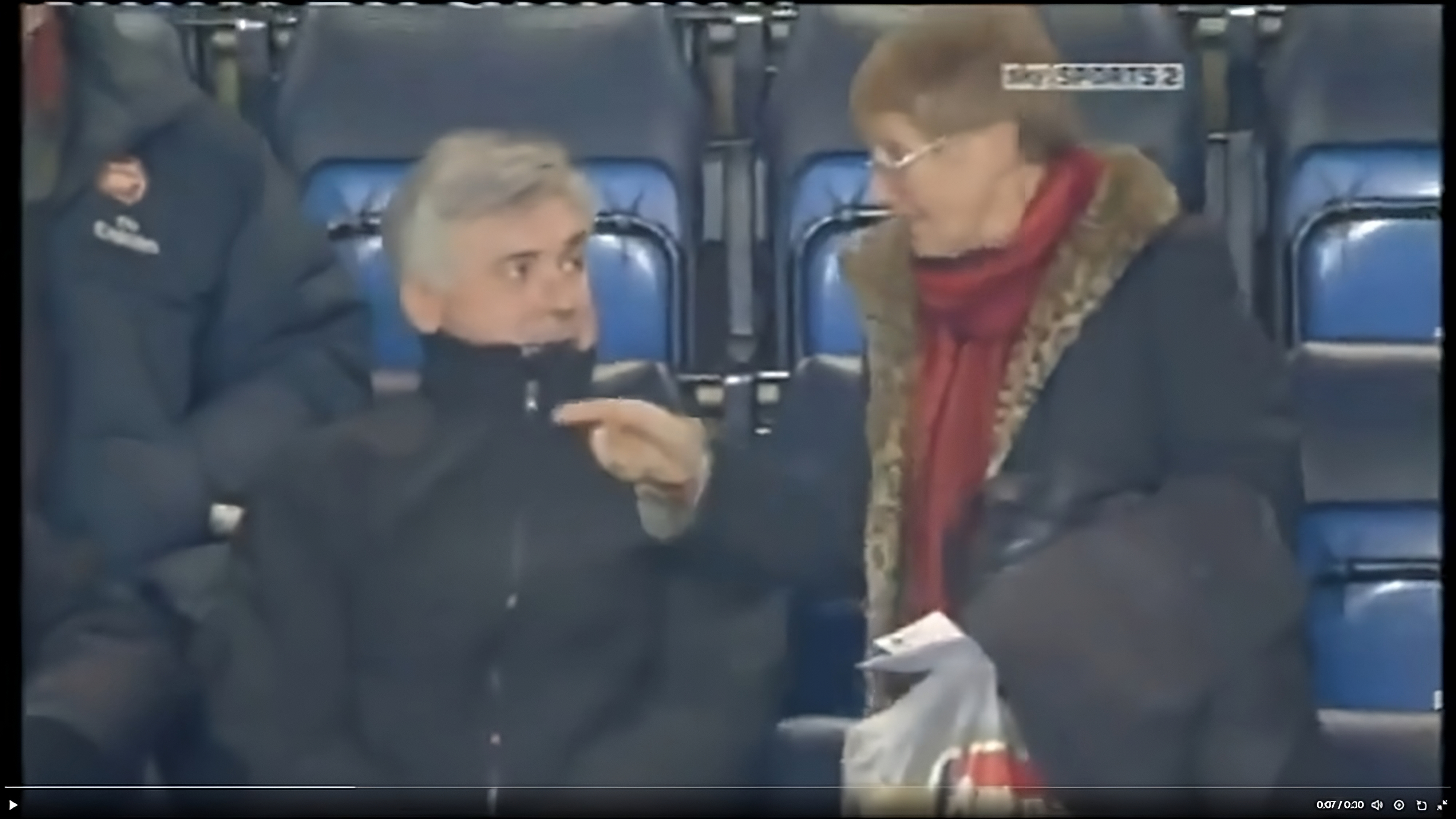 Rekaman yang Menunjukkan Kejadian Lucu dimana Carlo Ancelotti diusir oleh Wanita Tua yang telah Menunjukkan Tiket untuk Kursinya Tersebut.