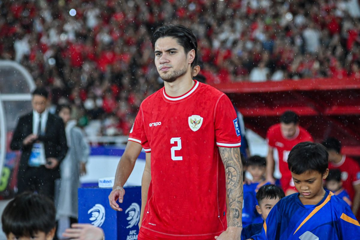 Foto Kevin Diks Memasuki Lapangan untuk Memulai Debutnya Bersama Timnas Indonesia saat Melawan Jepang (Kabarbolaterbaru.com/ Dok Ist)