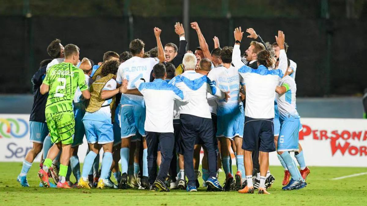 Timnas San Marino dan seluruh tim merayakan kemenangan 3-1 yang bersejarah di UEFA Nations League atas tuan rumah Liechtenstein, Selasa dini hari WIB (19/11/2024). (Kabarbolaterbaru.com/UEFA)