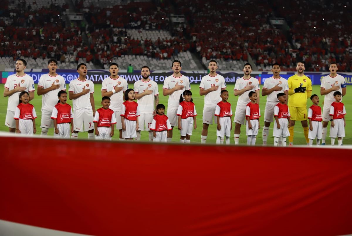 Pemain Timnas Indonesia menyanyikan lagu Indonesia Raya sebelum berhadapan dengan Timnas Australia pada Kualifikasi Piala Dunia 2026 Zona Asia di Stadion Gelora Bung Karno, Jakarta, Selasa (10/9/2024). (Doc/Kabarbolaterbaru.com)