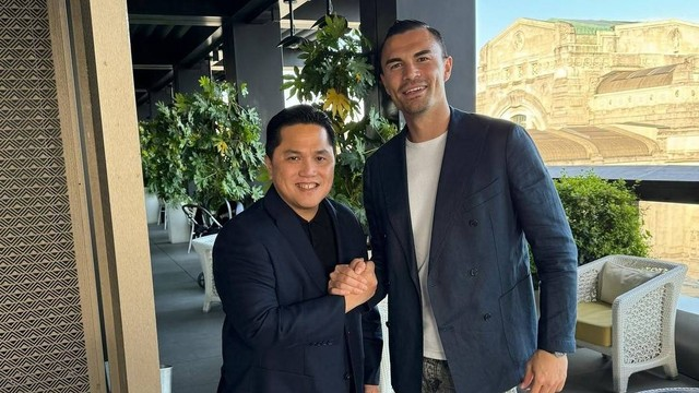 Emil Audero bersama Erick Thohir